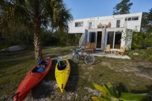Casa de contenedores frente al rio What You Should Know Before Building a Shipping Container Home: Insights from Owners