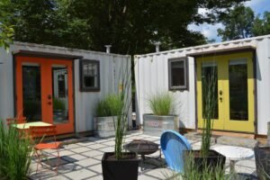 Casas de contenedores en un patio trasero de Atlanta What You Should Know Before Building a Shipping Container Home: Insights from Owners
